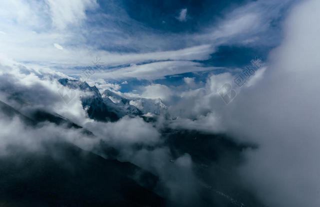 蓝白自然飘渺蓝天下的云海和群山自然旅游背景图片
