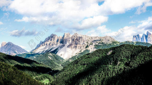 自然秀美蓝天下的群山树林自然山野旅游背景图片