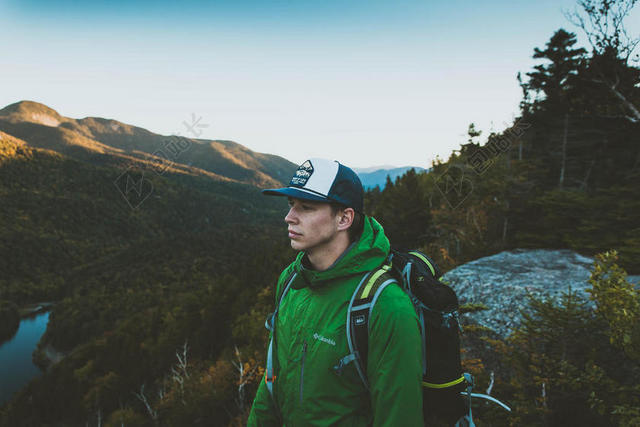 人物安静山野山顶上的男生运动山野背景图片