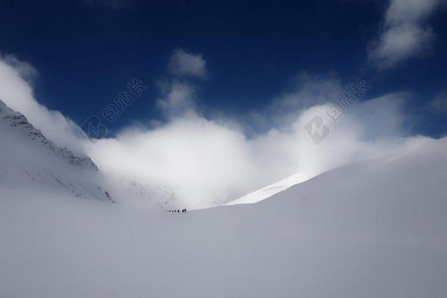 白色自然白色的雪原和云雾背景图片
