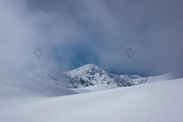 广告自然被白雪覆盖的山背景图片