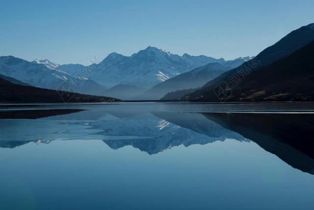 远山和宁静的湖水背景图片