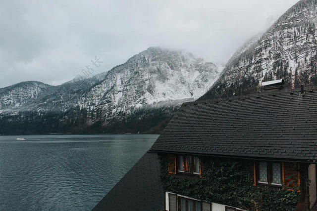 自然巍峨天空下的群山沿湖建造的房子自然景点观光背景图片
