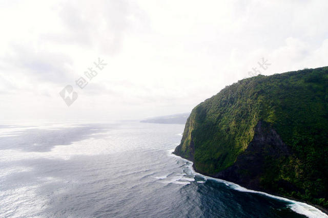 白绿自然壮阔天空大海和群山自然山水背景图片