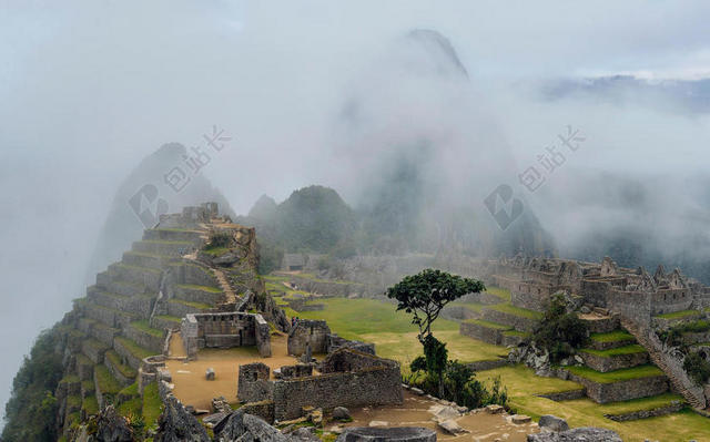 自然古典云雾下的群山和石块建筑自然背景图片
