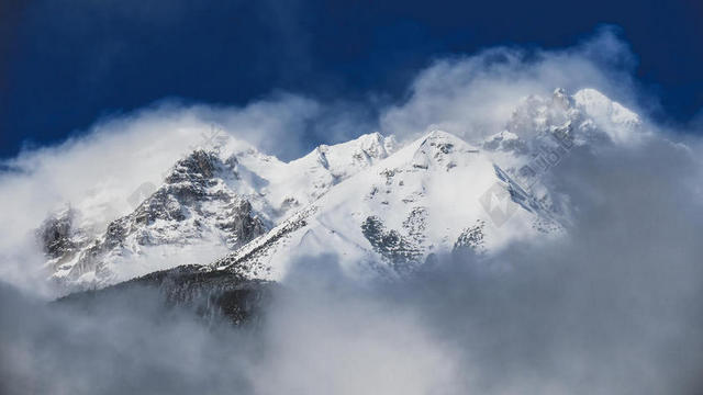 白色云雾中的雪峰背景图片