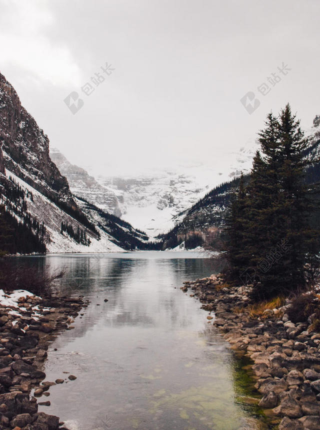 自然灵气天空下的雪山流水山水自然背景图片