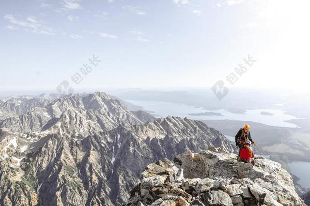 运动自然蓝天下的群山和人男子运动自然旅游背景图片