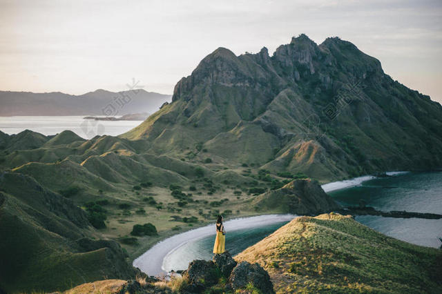 美丽的高山和山坡上的少女背景图片