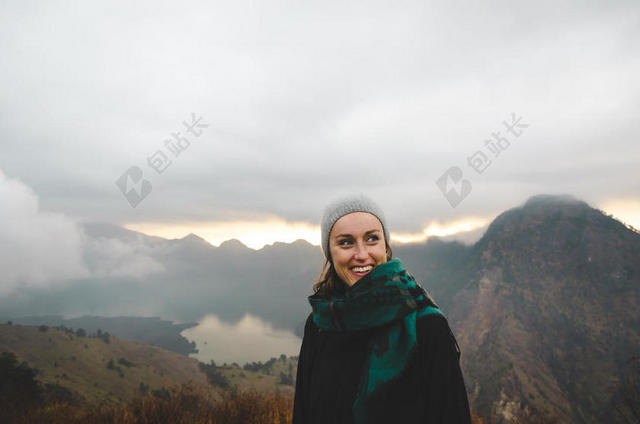 人物可爱云雾山顶上的女孩户外摄影自然背景图片