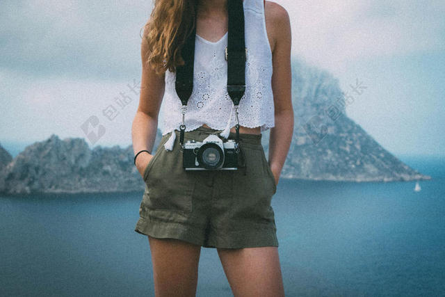 人物清新山水边的摄影女孩人物户外摄影背景图片