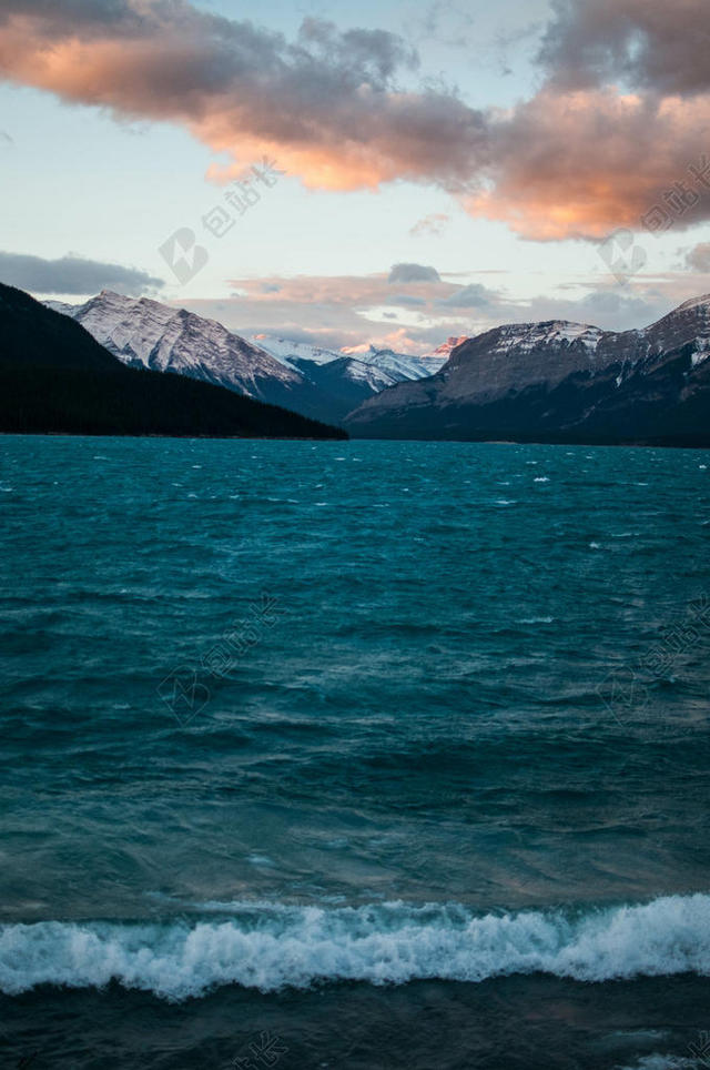 美丽的远山和蓝色的潮水背景图片