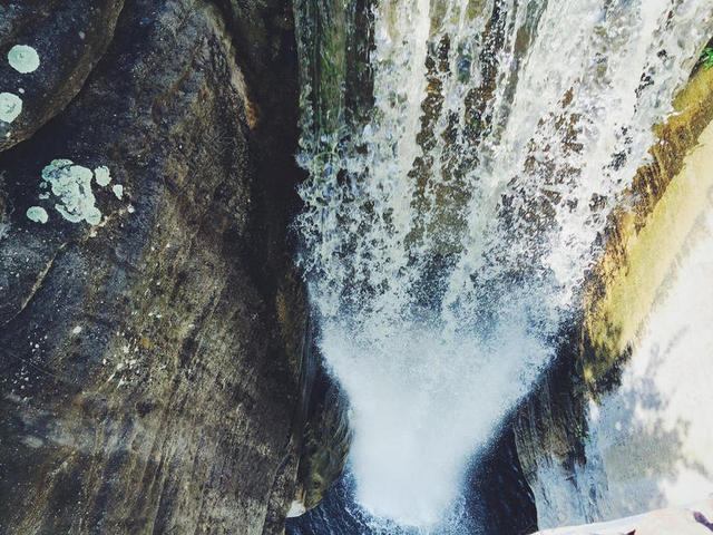 自然壮丽岩石下的瀑布自然景点旅游山水背景图片