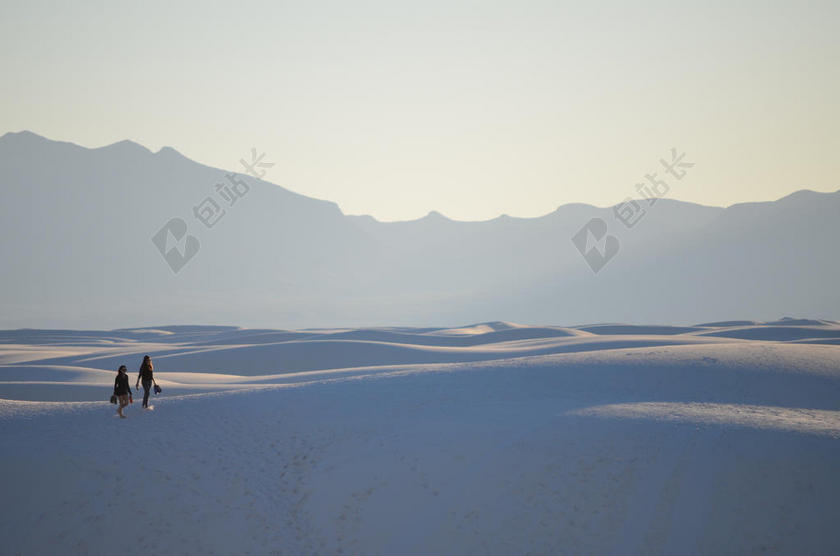 蓝色自然飘渺群山下的沙漠自然沙漠旅游背景图片