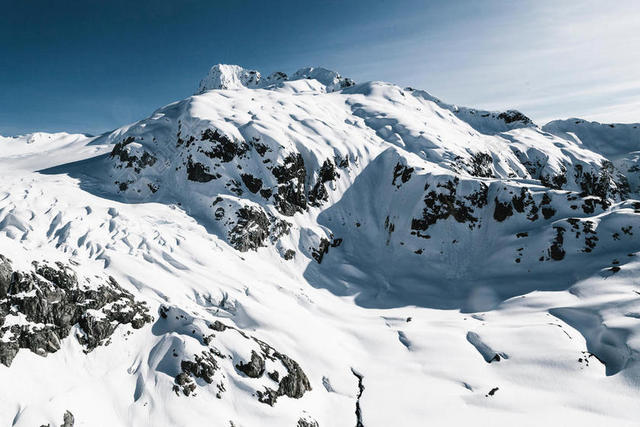 洁白的积雪和山峰背景图片