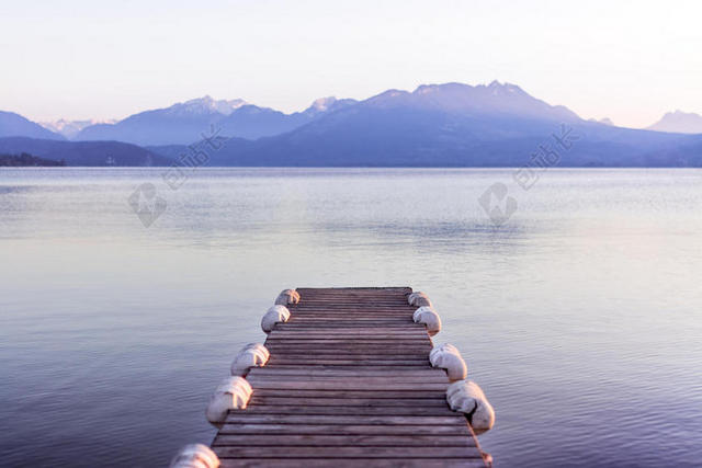 宁静的湖面和码头背景图片