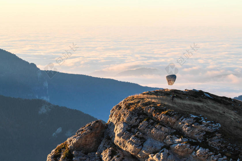 登山者自然山顶上的风景背景图片
