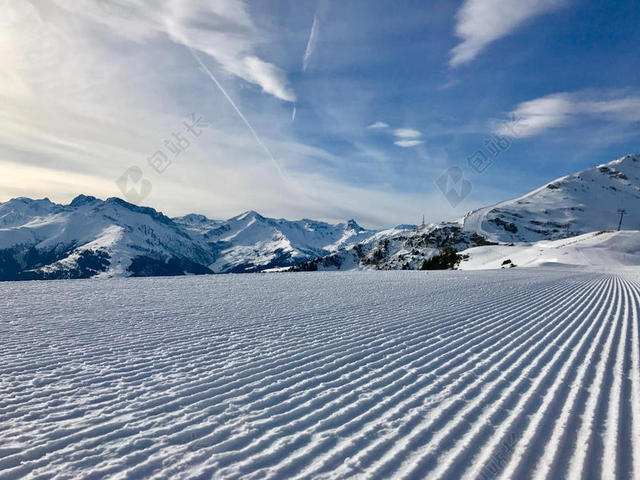 洁白的雪原背景图片