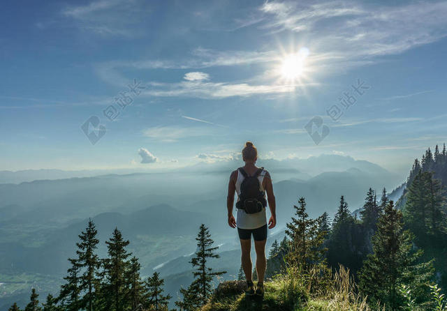 人物热烈阳光下山顶上的女孩运动自然啊山野背景图片