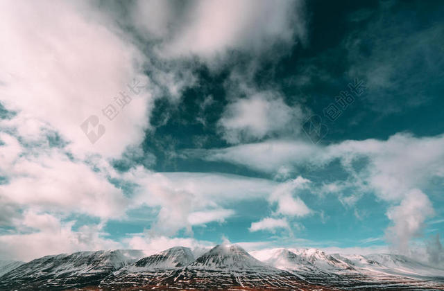 蓝白自然壮美蓝天白云下的雪山自然旅游天空背景图片
