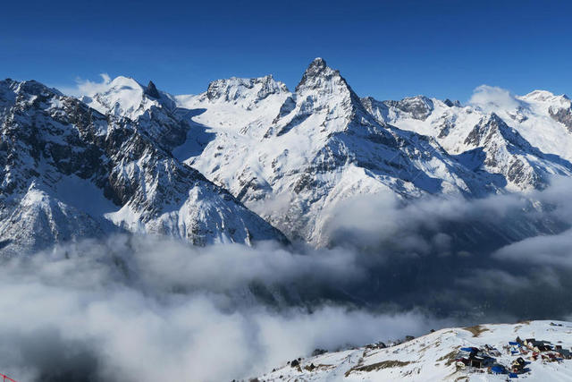 白色云雾上的雪峰背景图片