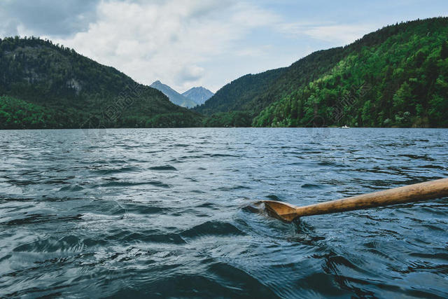 蓝绿自然清新群山湖水旅游自然山水背景图片