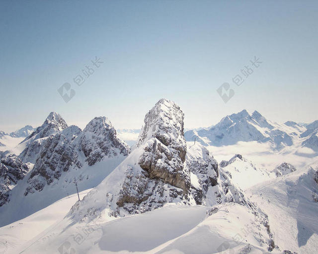 白色自然层次蓝天下的岩石雪山雪景旅游自然背景图片