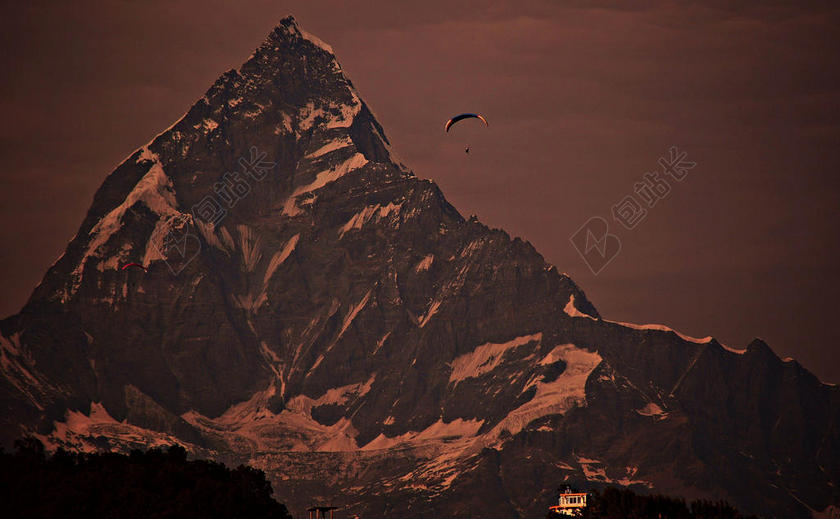 巍峨的高峰和滑伞者背景图片