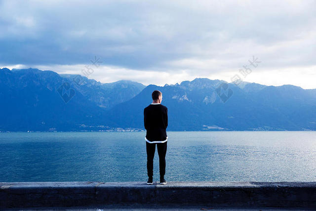 蓝黑自然层次云雾下的群山水面和人自然旅游景点山水背景图片