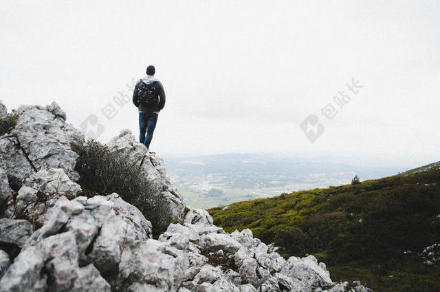 广告清新男子登山模特背景图片