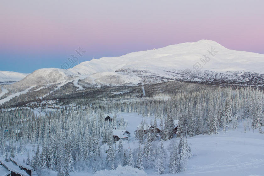 冬天白色的雪林和木屋背景图片