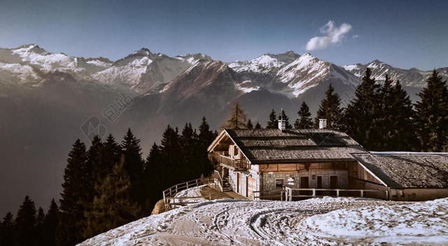 冬天山顶的木屋背景图片