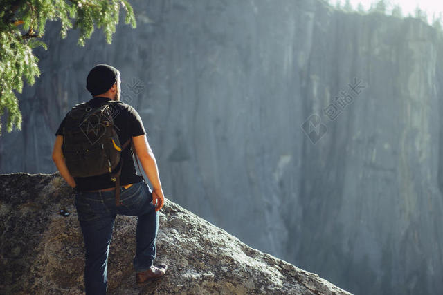 人物健美正在登山的男子旅游自然景点背景图片