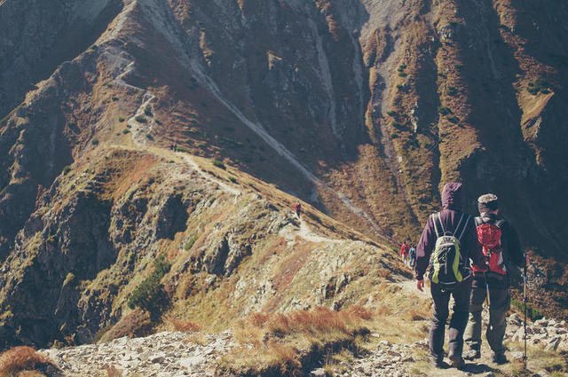 广告简约登山者模特背景图片