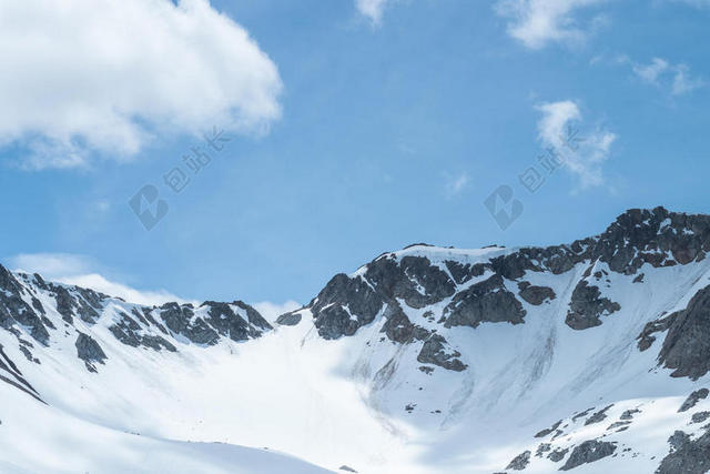 蓝白自然秀美蓝天下的雪山雪景自然户外摄影旅游背景图片