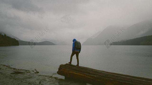 人物神秘云雾下的群山和湖面运动旅游山水背景图片