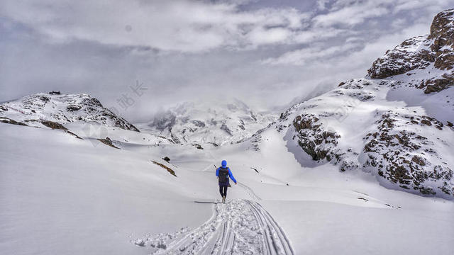 白色人背影在雪地上行走的旅人背景图片