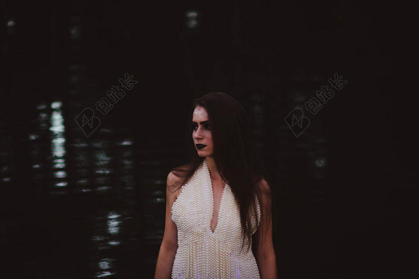 美丽的白裙美女背景图片