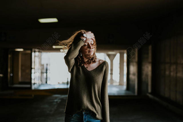 广告时尚隧道里的撩头发女性模特背景图片