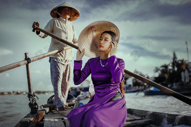 广告时尚女性紫色长裙模特背景图片