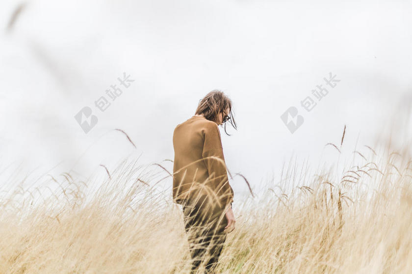 广告时尚麦浪里的男性模特背景图片