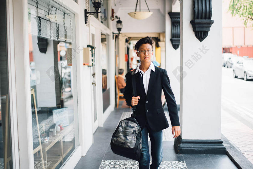 人物商务走廊上的提包男子职场商务男子背景图片