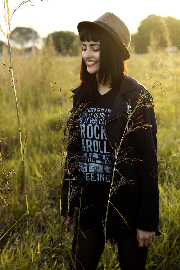 人时尚在草地上的黑衣美女背景图片