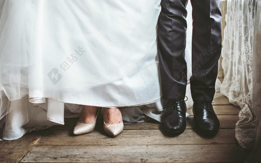 人喜庆黑衣新郎和白裙新娘的腿背景图片
