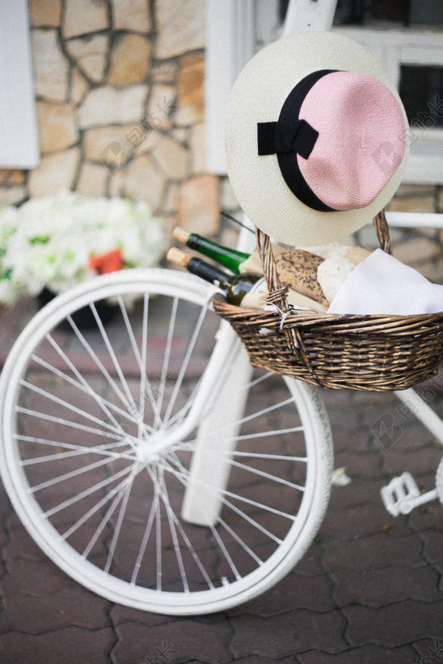 摄影清新白色自行车和帽子骑行街拍背景图片