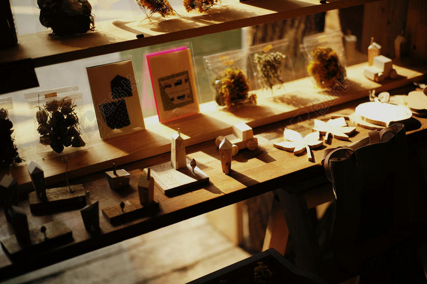 手工丰富架子上不同的手工制品手工工艺背景图片