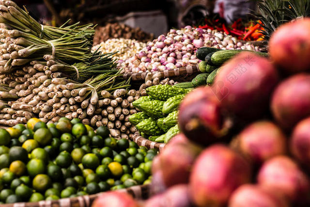 食物展示市场上新鲜的水果和蔬菜背景图片
