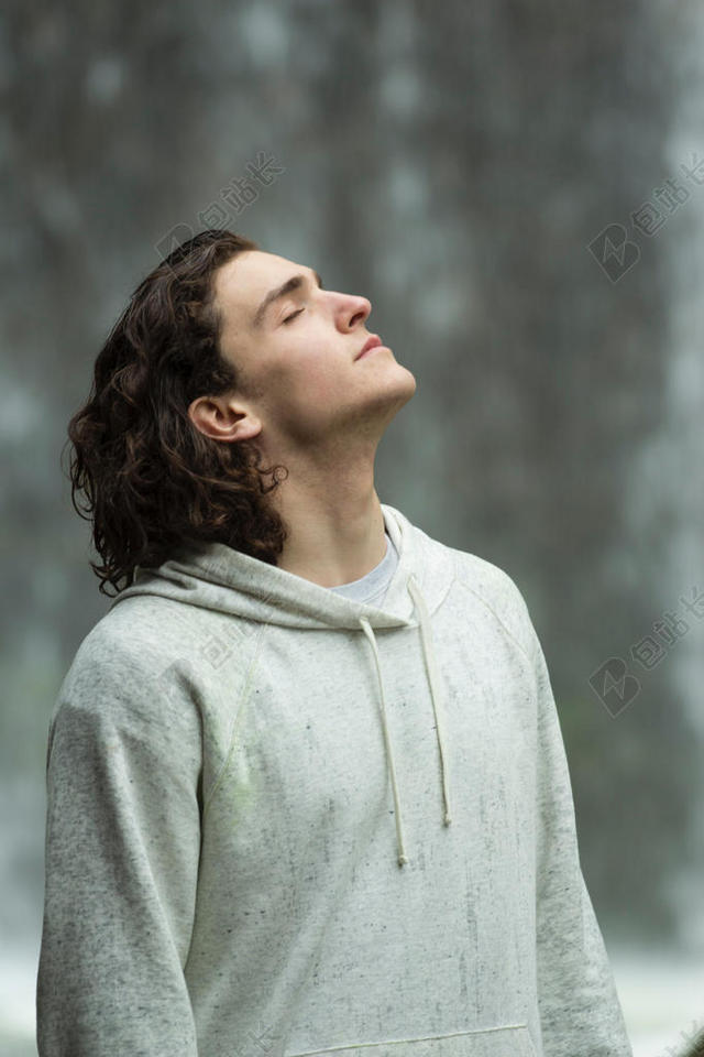 人物亲和黑发仰面男子人物摄影背景图片
