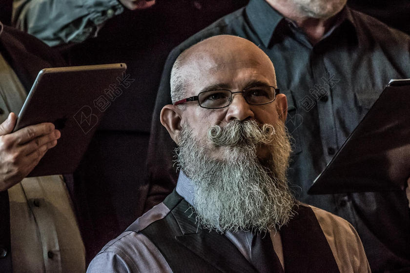 灰色胡须老人背景图片