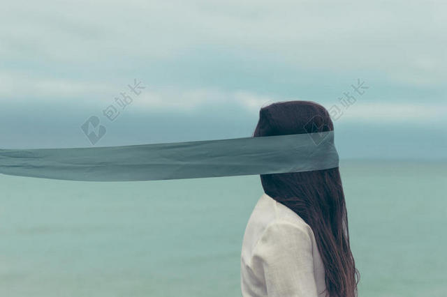 广告艺术岸边魅力女子模特背景图片